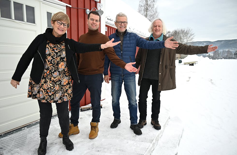 VELKOMMEN: Jorid Vale, Martin Ytreland, Johannes Sand og Bruno Hageman er glade for å kunne ønskje velkommen til Demenskoret Midt-Telemark.