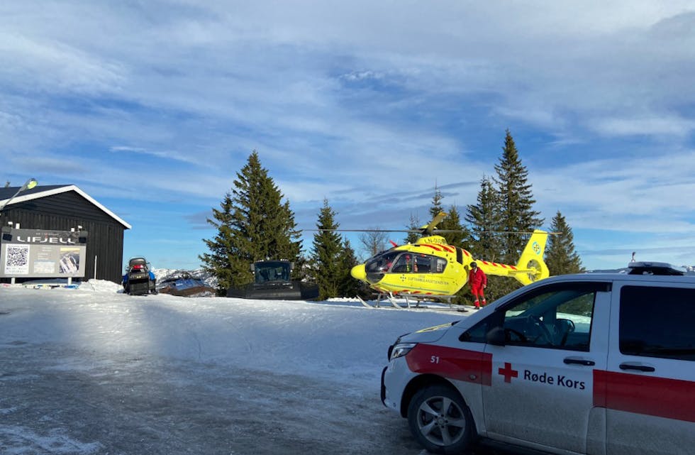 HENTA AV HELIKOPTER: Ein skuleelev blei henta med helikopter etter ei fallulykke i Lifjell skisenter.