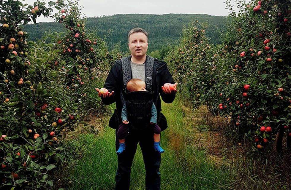 I FRUKTHAGEN: Glenn Eriksen med Franco Efemius i frukthagen på Haugland gard.