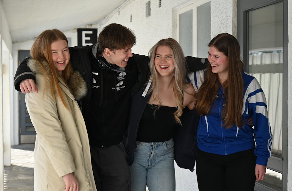 RUSSEREVY: Den 31. mars inviterer Sofie Tveter (18) (f.v.), Weston Kirchman (18), Celine Forberg (18) og Susanne Strandberg Opheim (18) til humorshow i Gullbring. 