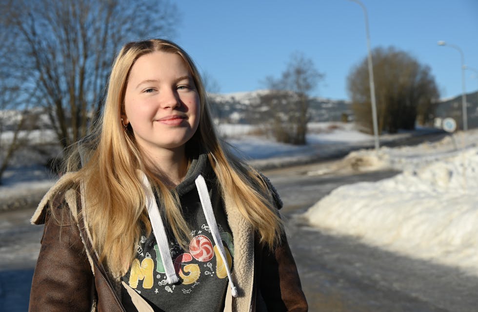 VALENTINSDAGEN: Mia Lunde (18) ser fram til å lese eit spesielt brev frå kjærasten på valentinsdagen.
