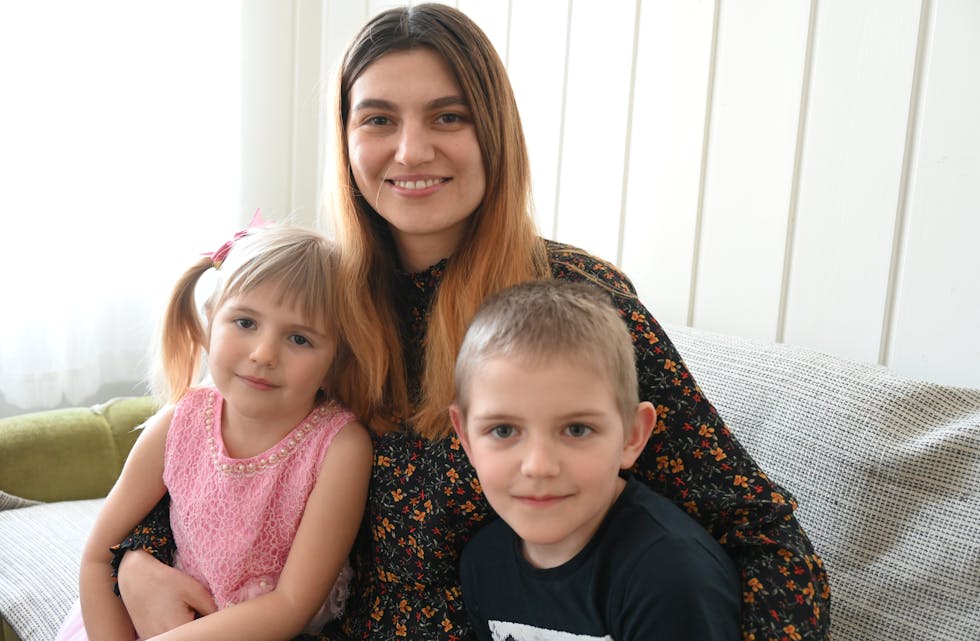 TAKKSAME: Anne og barna Anastasiya og Yaroslv er takksame for mottakinga dei har fått i Midt-Telemark og Bø. Dei håpar å få mann og far hit snart.
Flyktningar frå Ukraina