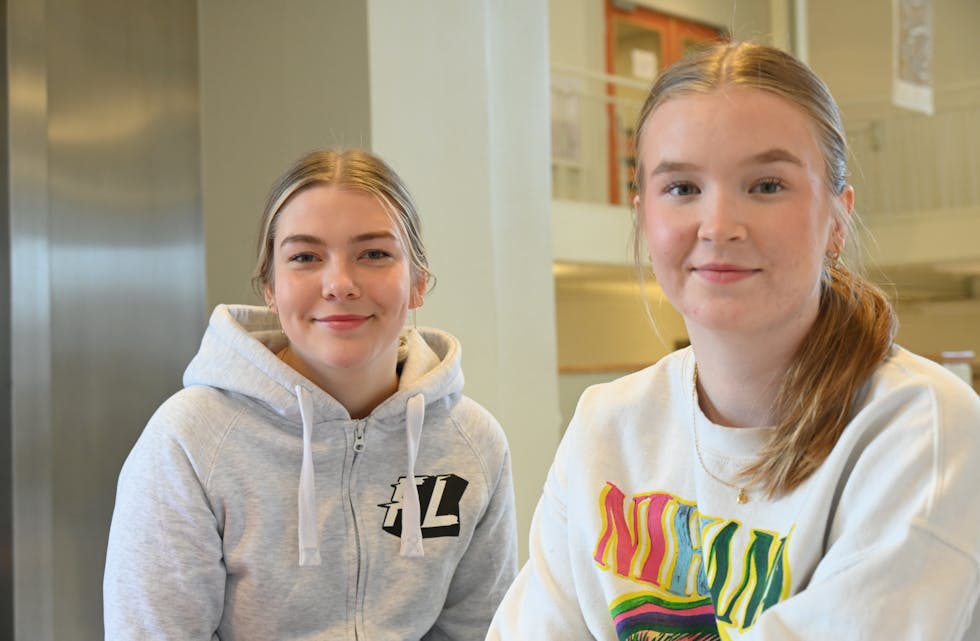 MED I RUSGRUPPA: Ronja Haugen Aune (18) (t.v.) og Sofie Tveter (18).