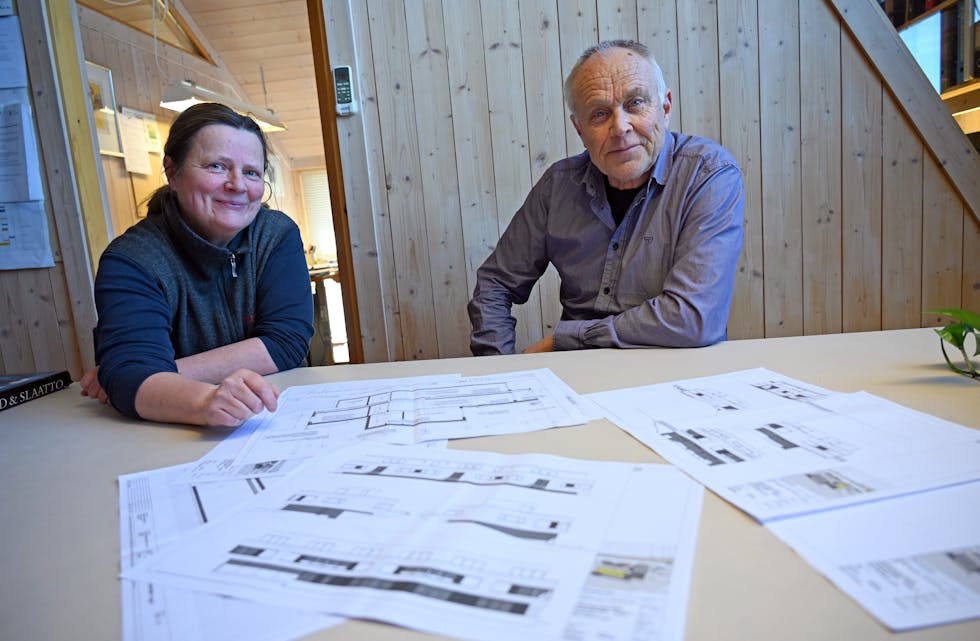 TOK INITIATIV: Sivilarkitektane Gunnhild Volden og Håvard Gjernes ved Norsjø Arkitekter AS teikna skisser på korleis det tidlegare kommunehuset på Akkerhaugen kunne byggjast om. 