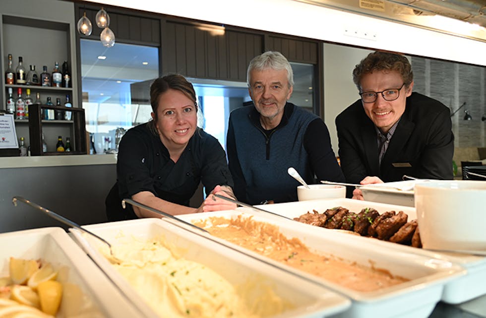 POSITIVE: Kokk Kathrine Rui, eigar av Bø hotell, Helge Solberg og direktør Ottar Langåsdalen er alle positive til å få kokkeutdanning til hotellet. 