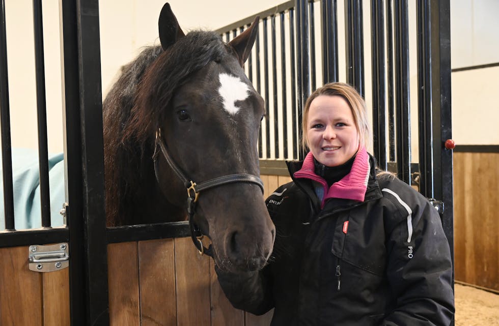 STALL BERDALEN: Her er stallsjef Malene Berdalen med den tre år gamle hingsten Høvdingen. Han er ein av ti hestar på stallen på Uvdal gard.