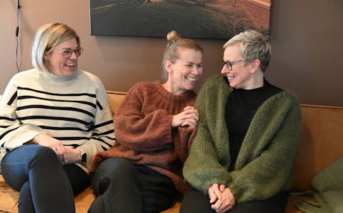NY UTFORDRING: Wenche Merete Kåsa (t.v.), Monica Langåsdalen og Lill Kristin Nilsen tar opp viktige tema i lokalavisa.
