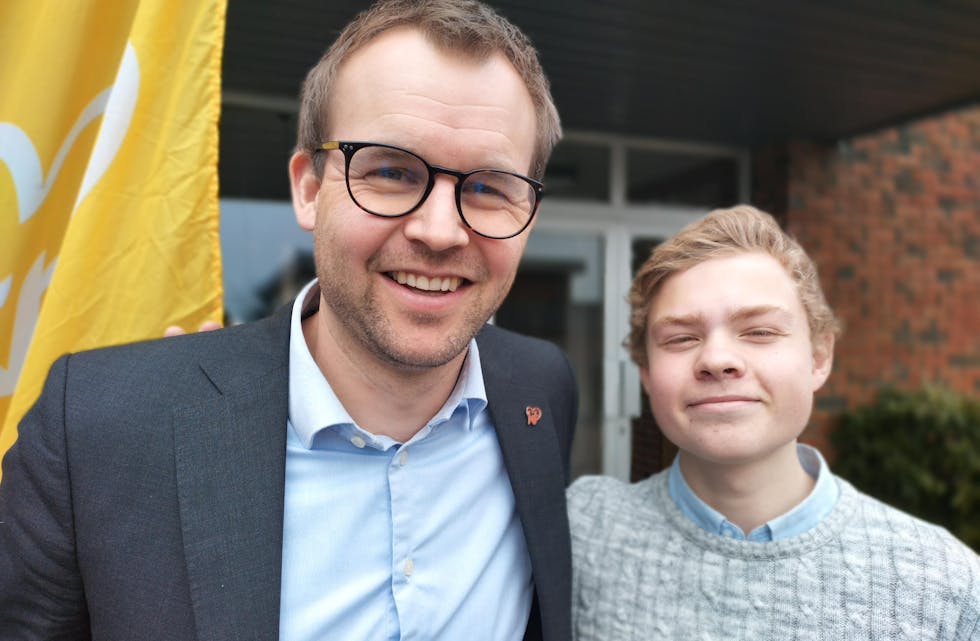YNGST: Lars Magnus Haugen frå Midt-Telemark var yngste delegat på fylkesårsmøtet til KrF. Her med stortingsrepresentant Kjell Ingolf Ropstad.