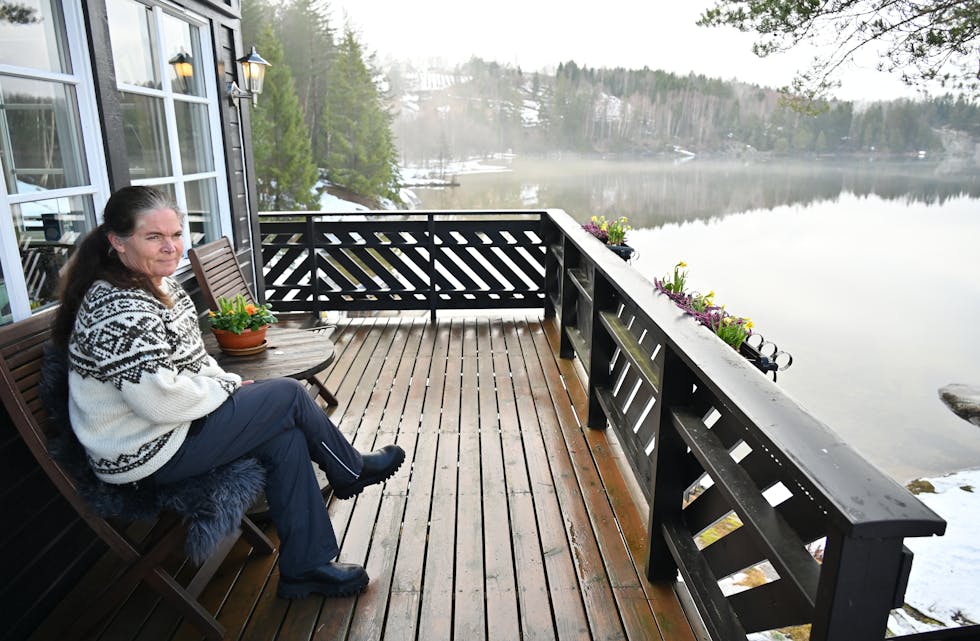 NYT UTSIKTEN: Ann Cathrin nyter utsikten mot Norsjø fra terrassen på hytta.
Norsjø hytte påske