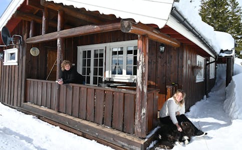 VENTAR GJESTER: Reidun (til venstre) og Inger-Lise har gjort hytta klar til  nye gjester i påska. 
Seterli utleige Lifjell