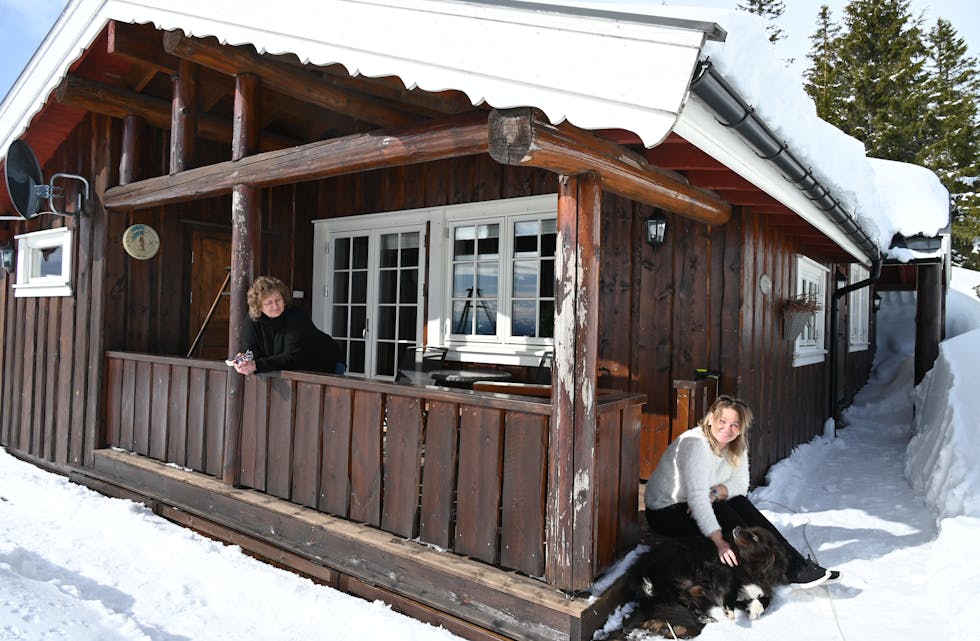 VENTAR GJESTER: Reidun (til venstre) og Inger-Lise har gjort hytta klar til  nye gjester i påska. 
Seterli utleige Lifjell
