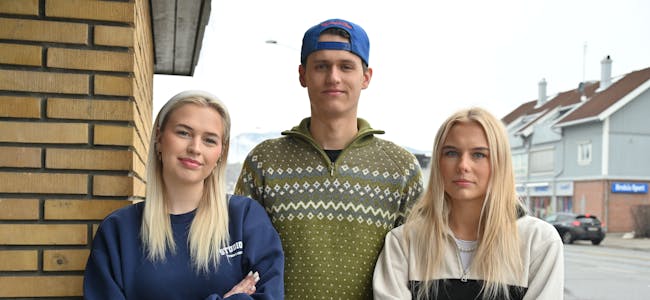 URETTVIST: Ravne Aileen Sjøli Porsanger (t.v.), Håvard Eilefstjønn og Hansine Gregersen meiner russen blir urettvist behandla.