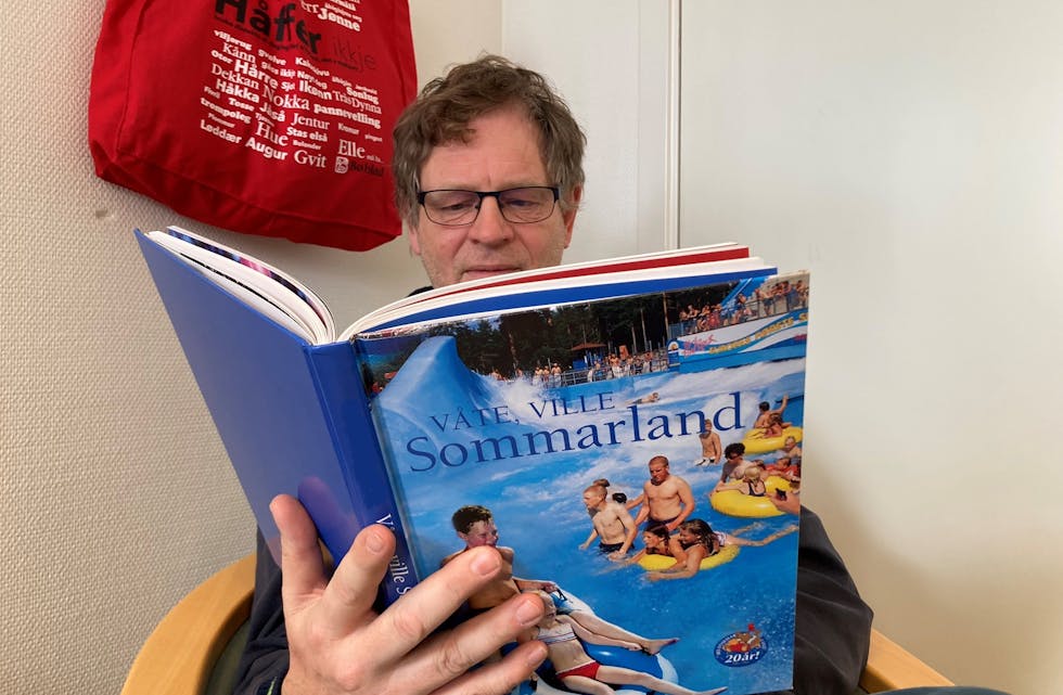 SOMMARLANDBOK: Rune kosar seg med boka "Våte, ville Sommarland" - veit du kven som har skrive den?