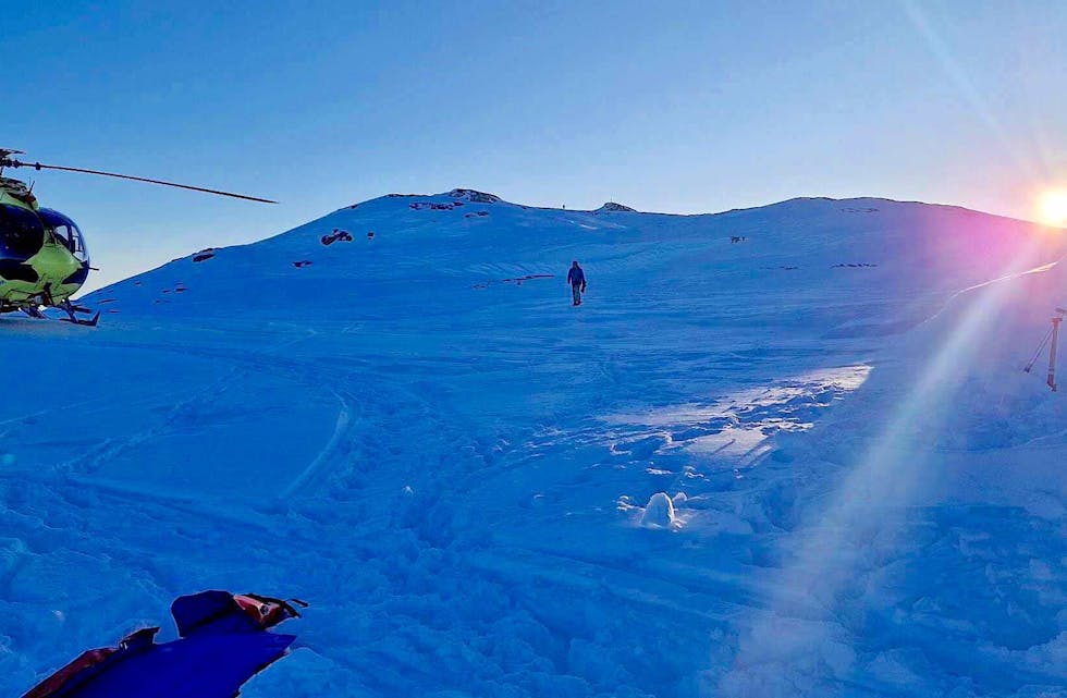 REDNINGSAKSJON: Eit legehelikopter landa på Lifjell. Røde Kors var også til stades. FOTO: Olav B. Rygg