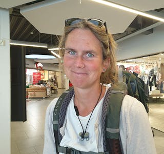 ALTERNTIV: Stefanie Reinhardt (førsteamanuensis i økologi, USN) meiner det er andre plassar som er betre eigna til solcellepanel enn skogen i Folkestad. 