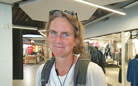 ALTERNTIV: Stefanie Reinhardt (førsteamanuensis i økologi, USN) meiner det er andre plassar som er betre eigna til solcellepanel enn skogen i Folkestad. 