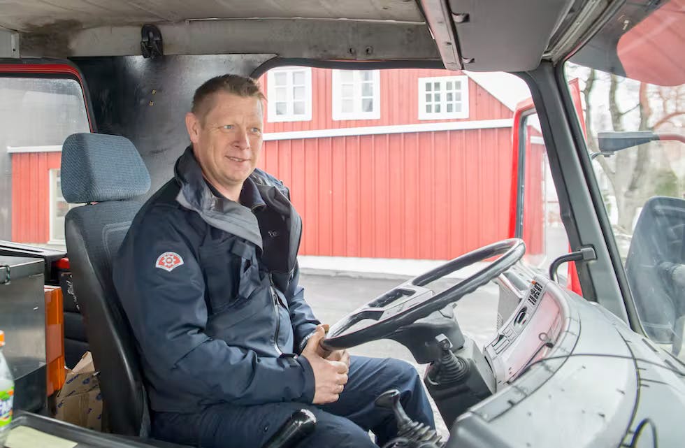 LANG TUR: Roar Smukkestad (49) skal køyre 1600 kilometer med brannbilen og får god tid til å tenkje. 