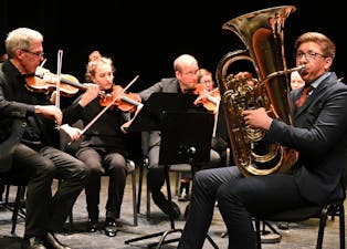 OPNINGSKONSERT: Samuel Axelsen Lie (15) fekk spela med Telemark Kammerorkester på opningskonserten i Gullbring tysdag, ei oppgåve han klarte med glans. 