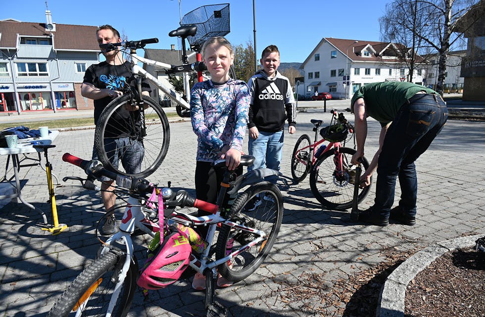 SYKKELMEKKEDAG: Laurdag var det sykkelmekkedag på torget. Guro og Olav var blant dei mange som fekk hjelp til å sjå over syklane. På Bøsenteret var mekking av klede tema. 