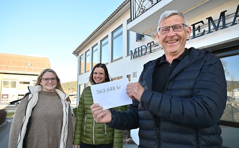 OVERRASKA: Leiar i Midt-Telemark Arbeiderparti Karin Hagen og ordførar Siri Blichfeldt Dyrland hadde ei overrasking på lur til Augon Eika torsdag kveld. 
