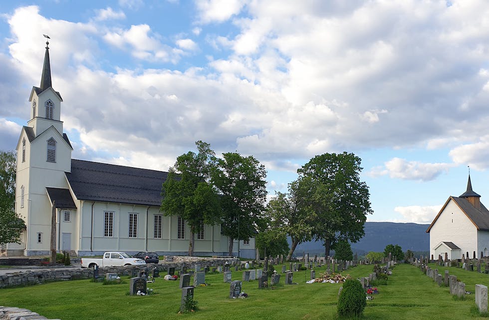 Bø kyrkje sommar  kyrkjegard grønt gras