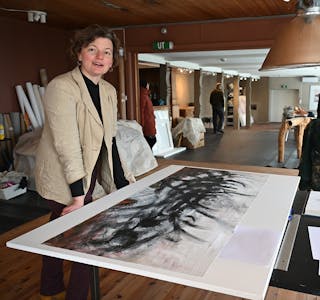 MEDVIRKANDE: Zoe Eskes, styreleiar i Lifjell kunstsenter, har vore med og utforma årets Sommarutstilling i Seljord. 