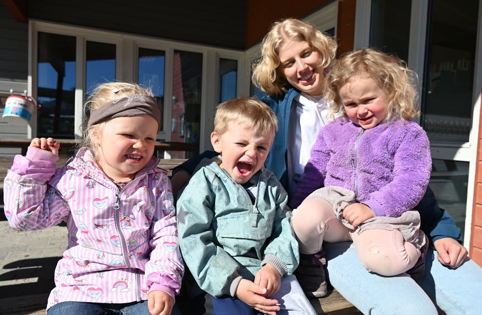 UNG HEIAGJENG: I barnehagen Læringsverkstedet på Gvarv har Anne Fagermo ein fin heiagjeng. Her har ho med seg tre av sine største fans, f.v Astrid Marie Høibø (3), Nicklas Lindheim (4) og Ida Hellekås (3).
