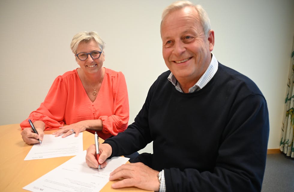 SIGNERER: Campuskontakt Annette Bischoff og rektor på vidagergåande, Jon Helge Bergane, signerer samarbeidsavtala.
 USB Bø og Bø vidaregåande skule
