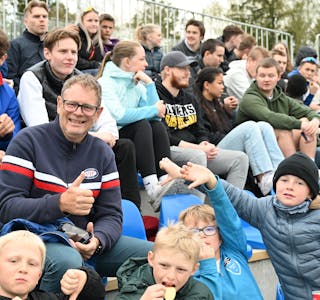 VÅLERENGAFAN: Rune Digranes Bøen, busett i Bø i over 25 år, turte å vise seg i Vålerenga-hettegenser i går. 