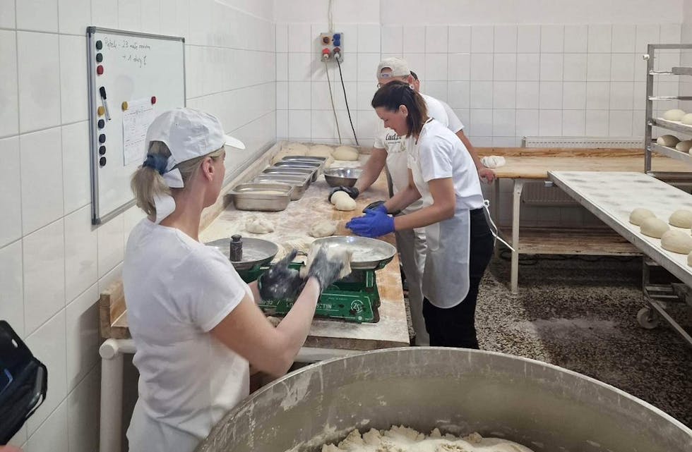 BAKERI: Ordførar Siri Blichfeldt Dyrland bakar brød på bakeri Cudziło i Nisko.