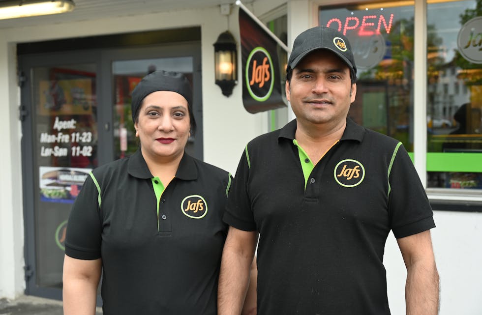 VELKOMEN: Shazia Amjad  og Amjad Mehmood ønskjer velkommen til gatekjøkkenet. Dei føler dei har blitt godt mottatt i Bø.