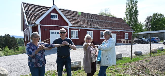 GLER SEG: Grete Prestholt Roligheten, Harald Omnes, Eldbjørg Haugen og Dordi Elisabeth Norheim gler seg til å arrangere fylkeskappleik på Sjodar. Dei har ekstra premiar på lur.
