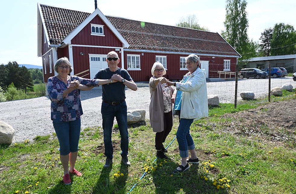 GLER SEG: Grete Prestholt Roligheten, Harald Omnes, Eldbjørg Haugen og Dordi Elisabeth Norheim gler seg til å arrangere fylkeskappleik på Sjodar. Dei har ekstra premiar på lur.