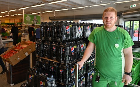 TILBAKE PÅ TOPPEN: Assisterande butikksjef ved Kiwi Bø, Joakim Bakken, ser at både utviding av butikk og ny konkurrent i nabolaget styrkar kundegrunnlaget og omsetninga i butikken.