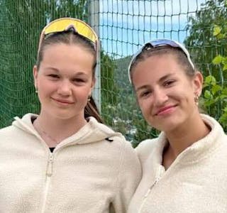 VANN FINALEN: Elita Tvinde og Emma Talum vant U 15 jenter. Foto: Skarphedin volleyball
