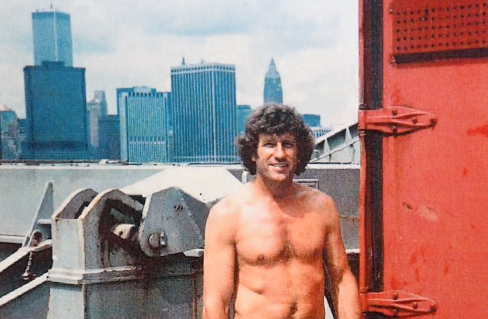 SJØMANNEN FRÅ BØ: Torleif Moen om bord på containerskipet Hilco Skier til rederiet Thor Dahl i hamna i New York i 1986. Bak ser ein Twin Towers og Empire State Building. Foto: privat