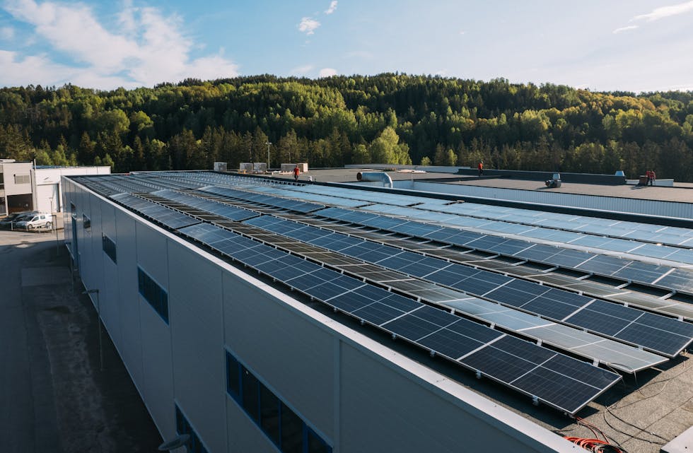 STORT ANLEGG: 402 solcellepanel er montert på taket.