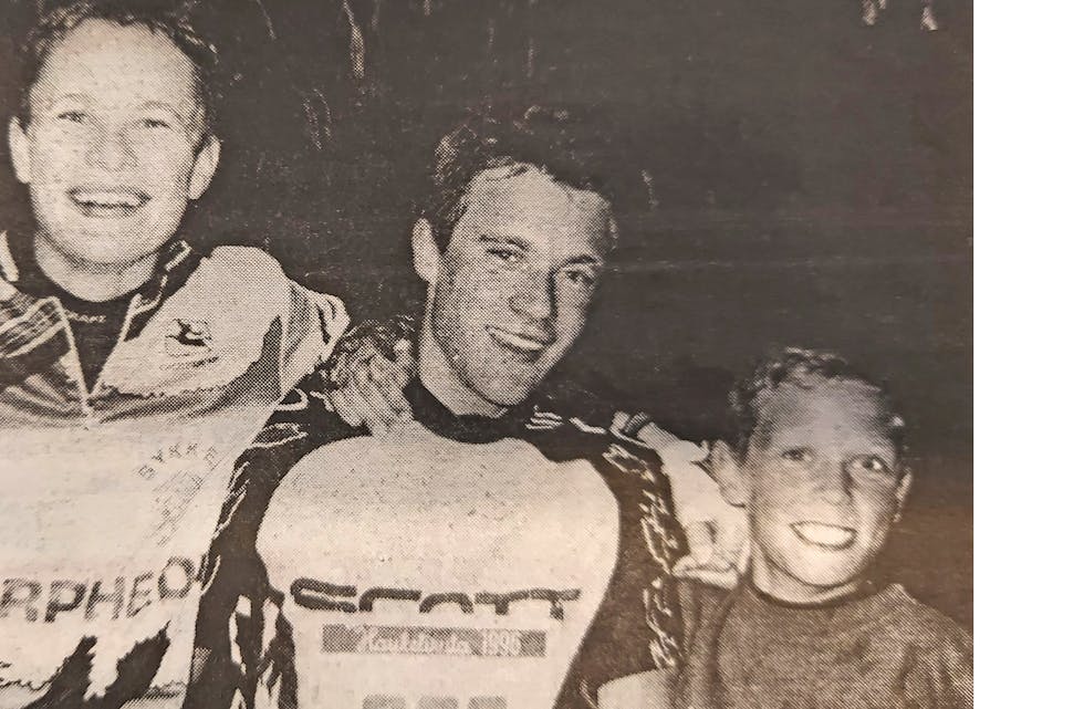 Tri ungdomar i ulik alder: f.v. Ivar Kvaal, Inge Holtan Saga og Erik Aarak, alle gira på terrengsykkel.