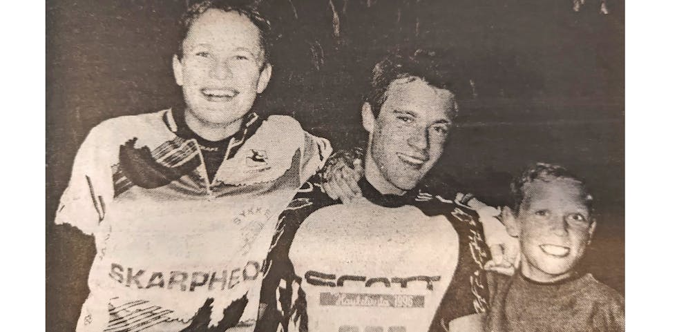 Tri ungdomar i ulik alder: f.v. Ivar Kvaal, Inge Holtan Saga og Erik Aarak, alle gira på terrengsykkel.