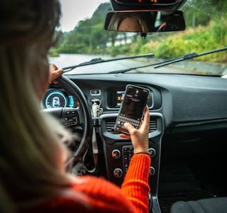 FÆRRE: Tala på sjåførar som brukar mobil ulovleg i bil er redusert.