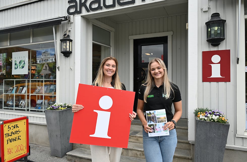 KLARE: Anette Schia Kaasa (t.v.) og Tonje Emilie Stenstad er klare til å ta imot sommarturistane.