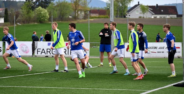 SKARPHEDIN FOTBALL: Herrelaget var i aksjon heime på Sandvoll måndag kveld. Bilde er frå ei trening på Sabdvoll.