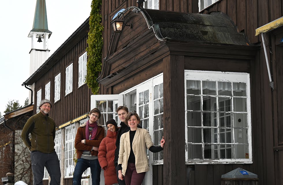 OPNING: Simon Jeppesen, Bendik Vatne, Mari Gaara, Espen Nerhus og Zoe Eskes er blant dei mange ein kan treffe på Lifjell kunstsenter i september.