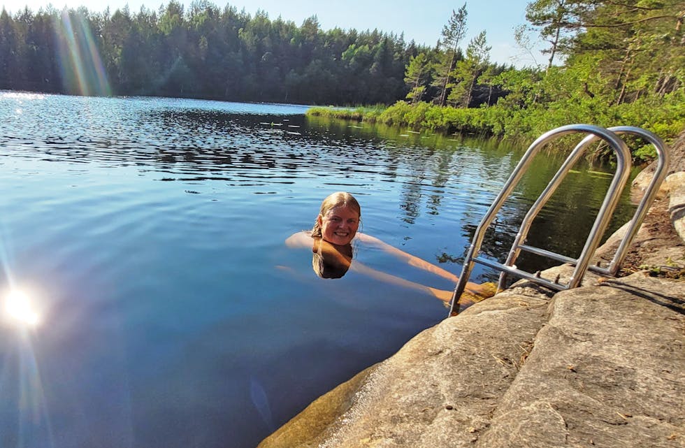 VEKAS FRAMSNAKKAR: Heidi Troneng ved den populære badeplassen i Åstjønn.