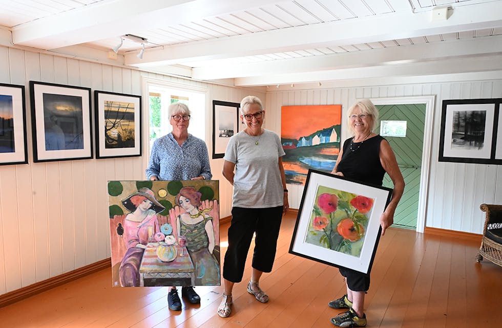 SMAKEBITAR: Bergit Kleiv (t.v.) med eit bilde av Tone Flesche, Liv Sonja Flolid har kunsten sin på veggane rundt medan Ambjørg Helkås Dahl held eit av sine eigne bilde.