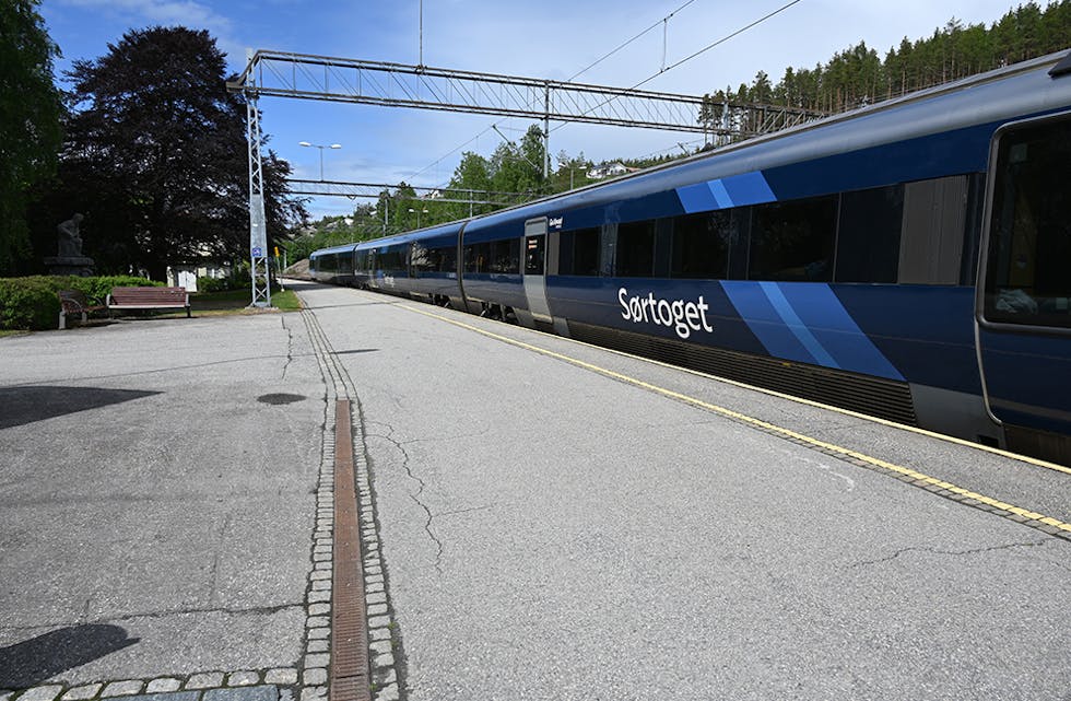 STENGT. Sørlandsbanen er stengt og det blir jobba med å skaffe alternativ transport. 