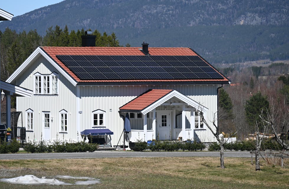 SOLKRAFT: Solceller på eit hus i Midt-Telemark (illustrasjonsfoto).