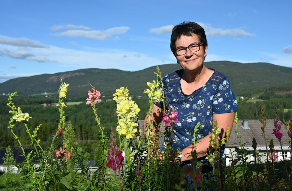 DELER MED ANDRE:  Britt Birkely håpar mange nyttar høvet til å plukke med seg blomster.
Britt Birkely Nordagutu