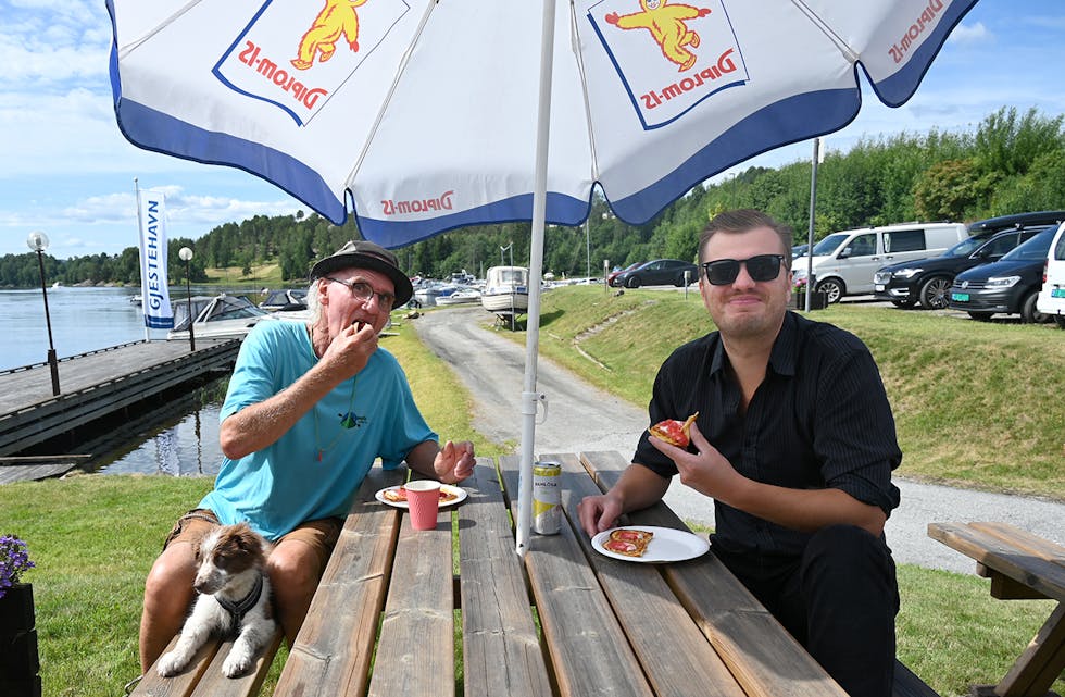 FYRSTE: Billy Castillo og Robin Kolbjørnsrud set tenna i sesongens fyrste vaffel med Norsjø-utsikt.
