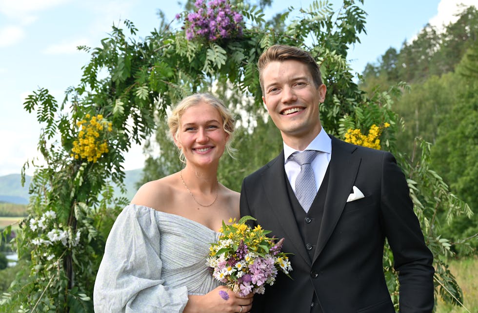 RETTE EKTEFOLK: Siren Soterud og Knut Andreas Aas smilte lykkeleg etter vigslinga.